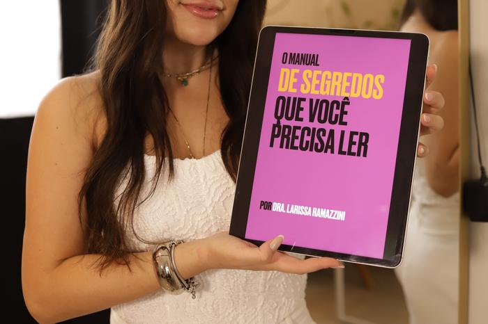 Dra. Larissa Ramazzini com o livro O Manual de Segredos que Você Precisa Ler